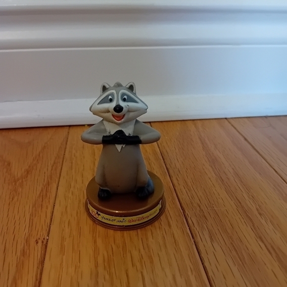 2002 McDonalds Disney Pocahontas 100 Years Of Magic Figurine Meeko Raccoon 3" - Picture 2 of 3